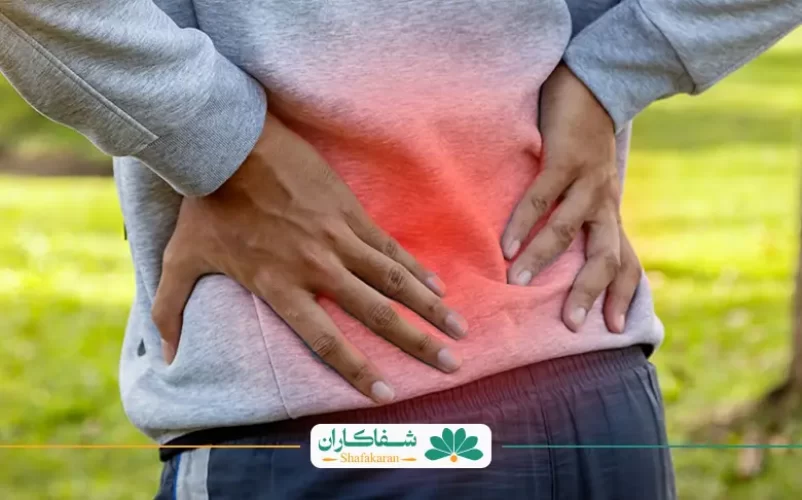 فردی مبتلا به درد کمر که نیاز به پماد کمر درد دارد| شفاکاران